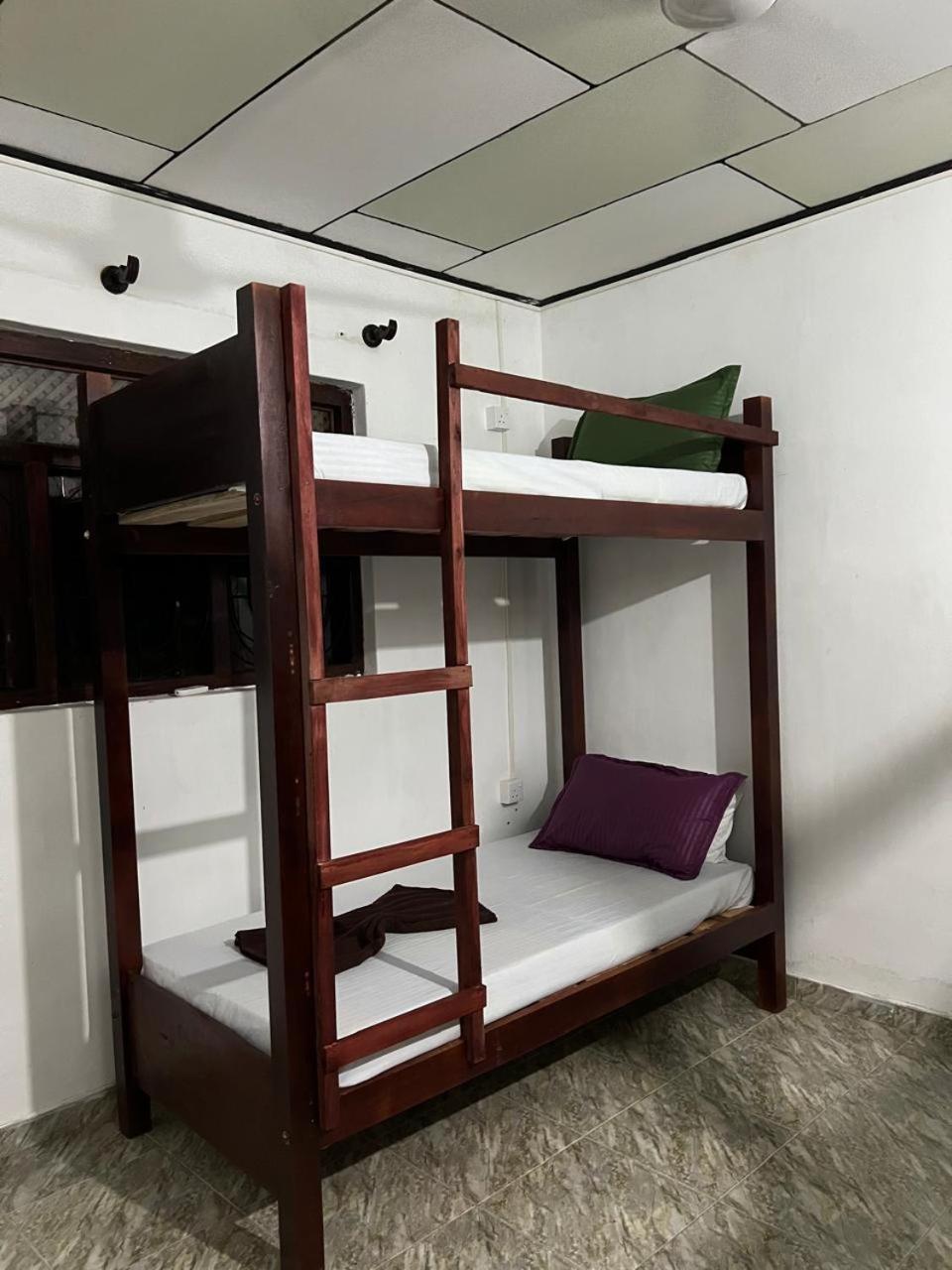 Honey Beach Hostel Негомбо Екстер'єр фото