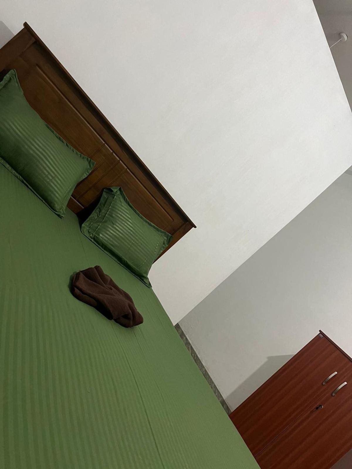 Honey Beach Hostel Негомбо Екстер'єр фото
