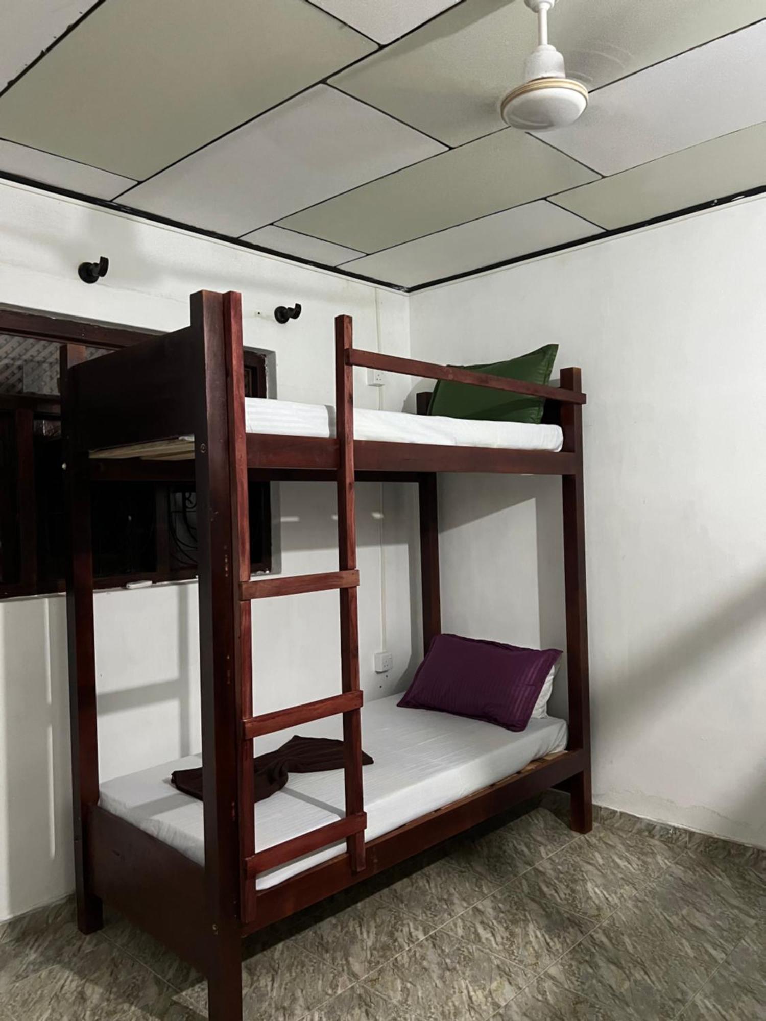 Honey Beach Hostel Негомбо Екстер'єр фото
