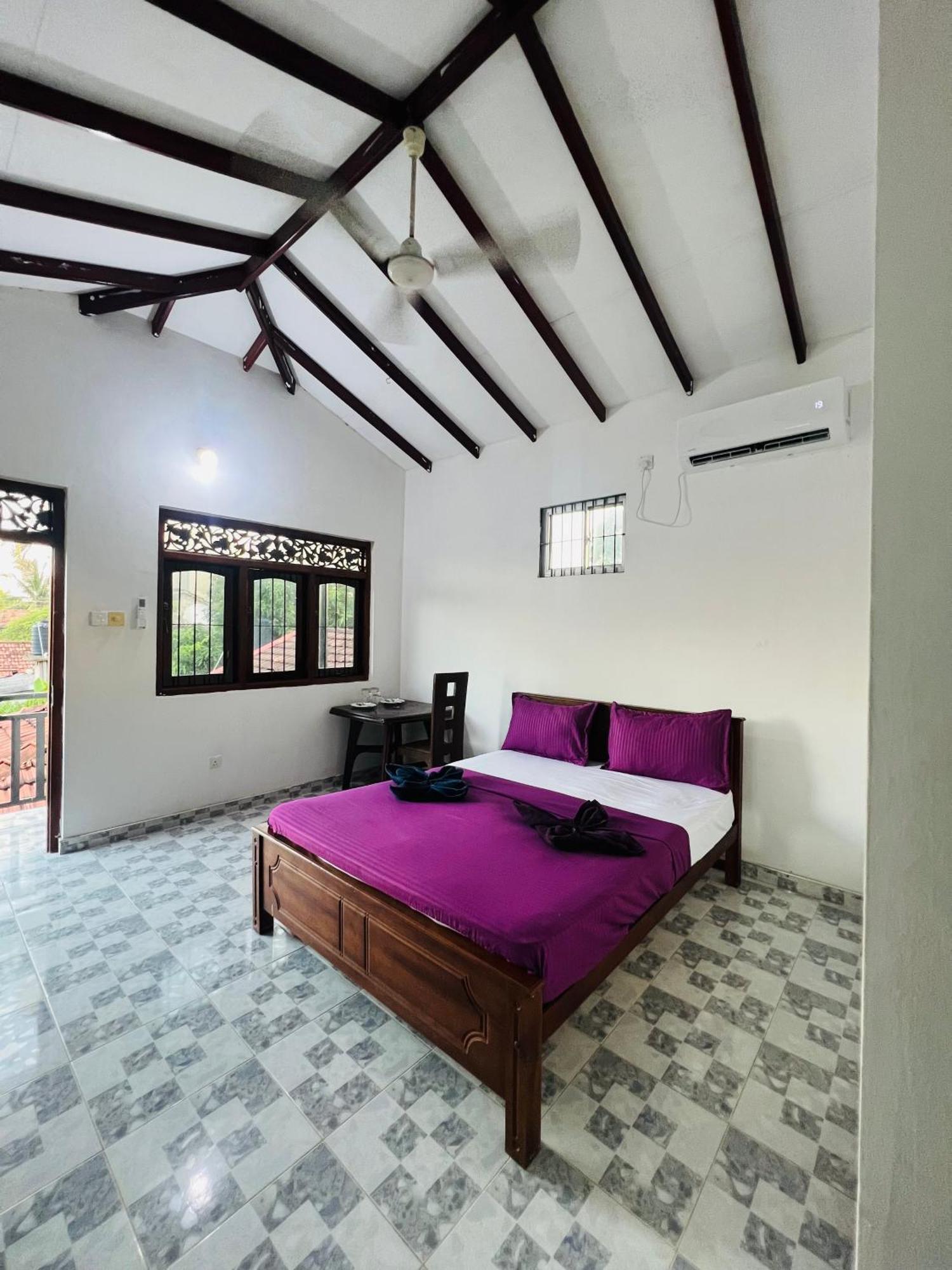 Honey Beach Hostel Негомбо Екстер'єр фото
