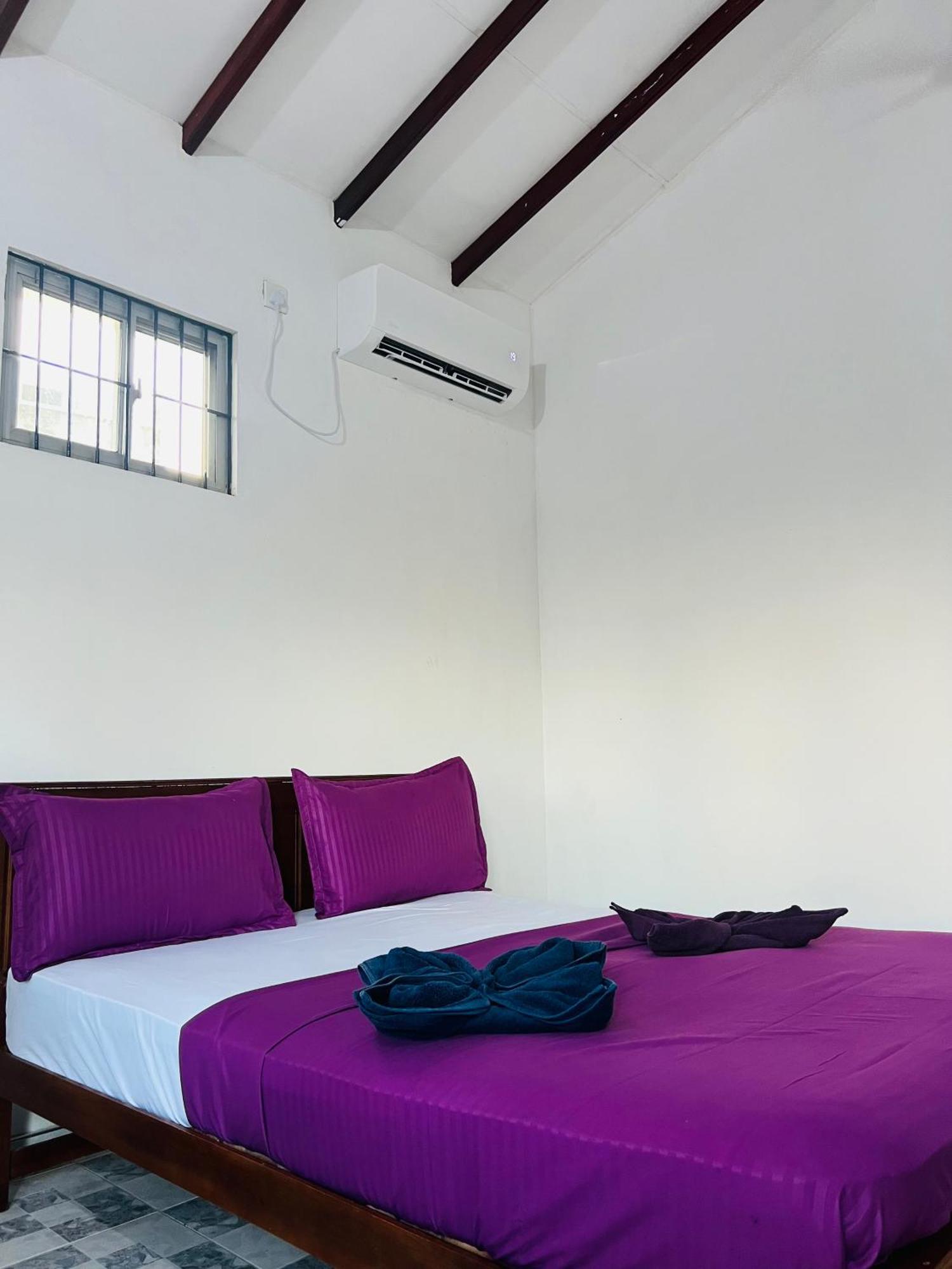 Honey Beach Hostel Негомбо Екстер'єр фото